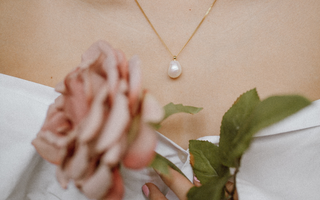 Cómo Elegir el Collar Perfecto Según Tu Escote