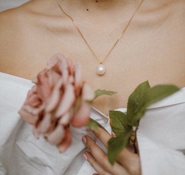 Cómo Elegir el Collar Perfecto Según Tu Escote