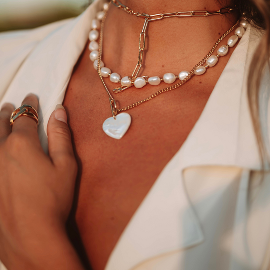 Joyería Minimalista vs. Joyería Statement: ¿Cuál Es la Mejor Para Ti?