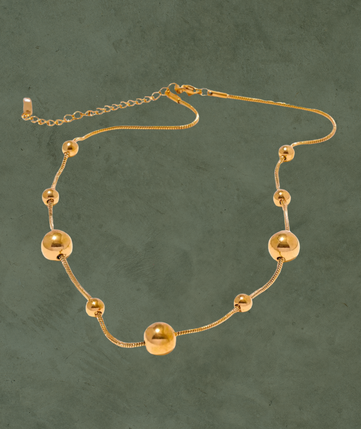 Collar de Esferas en Acero Inoxidable Dorado – Sofisticación con Brillo Atemporal