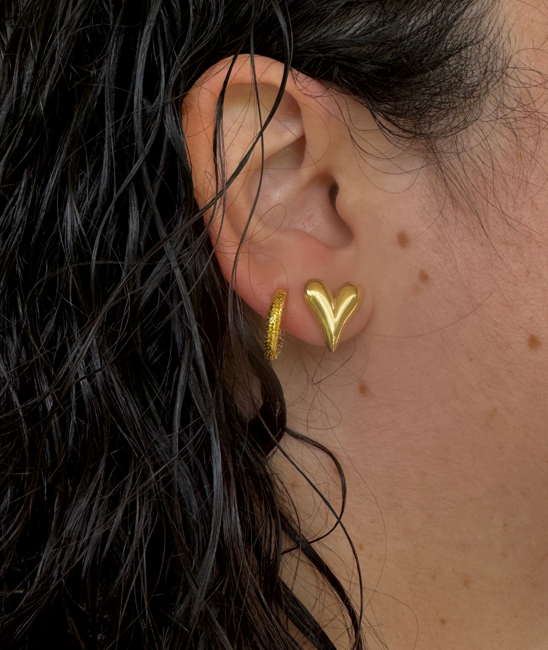 Aretes en Acero Inoxidable con Corazón Dorado – Un Detalle Romántico y Moderno para tu Estilo