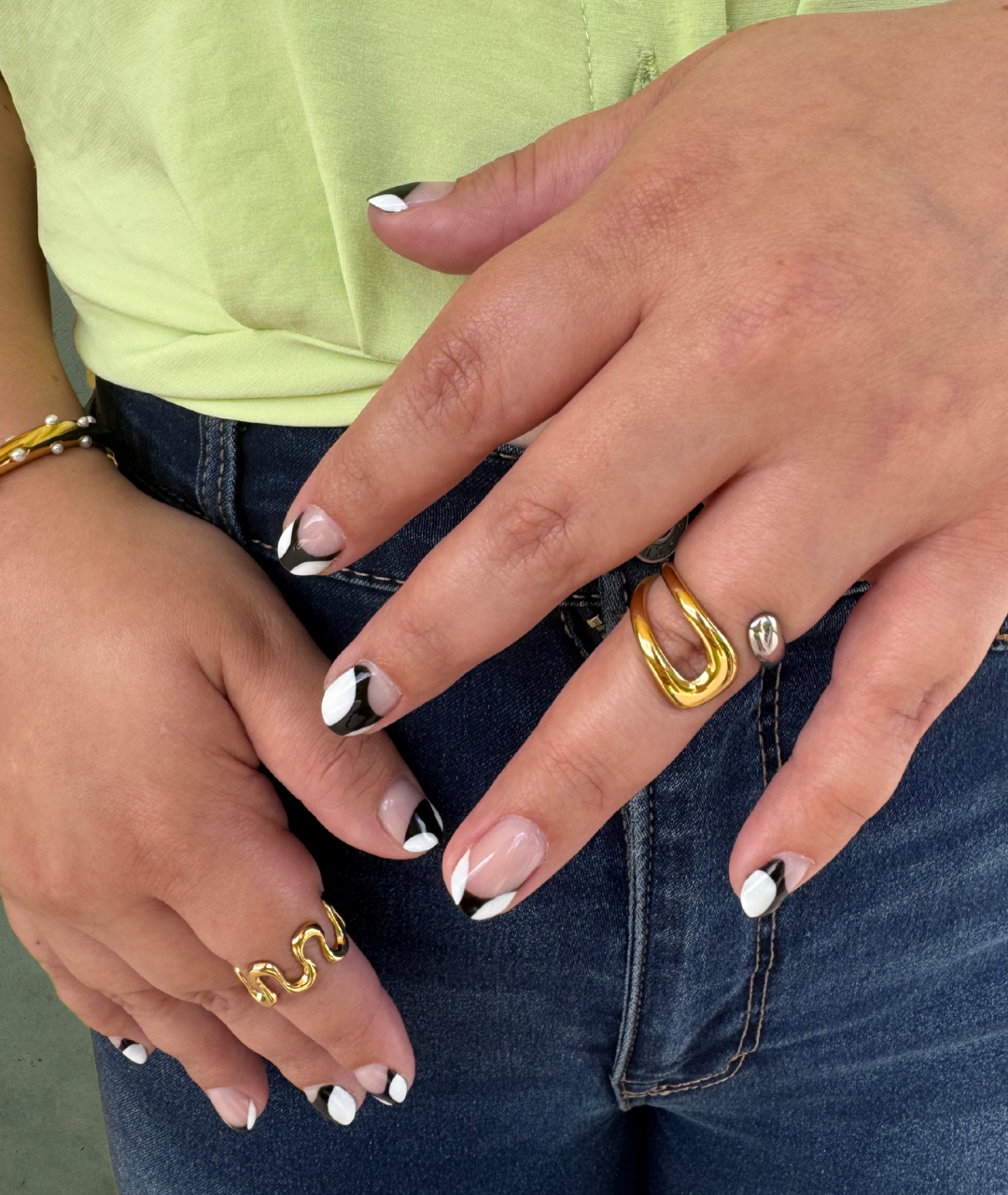 Anillo Geométrico Bicolor Ajustable – Audaz, Atemporal y Versátil