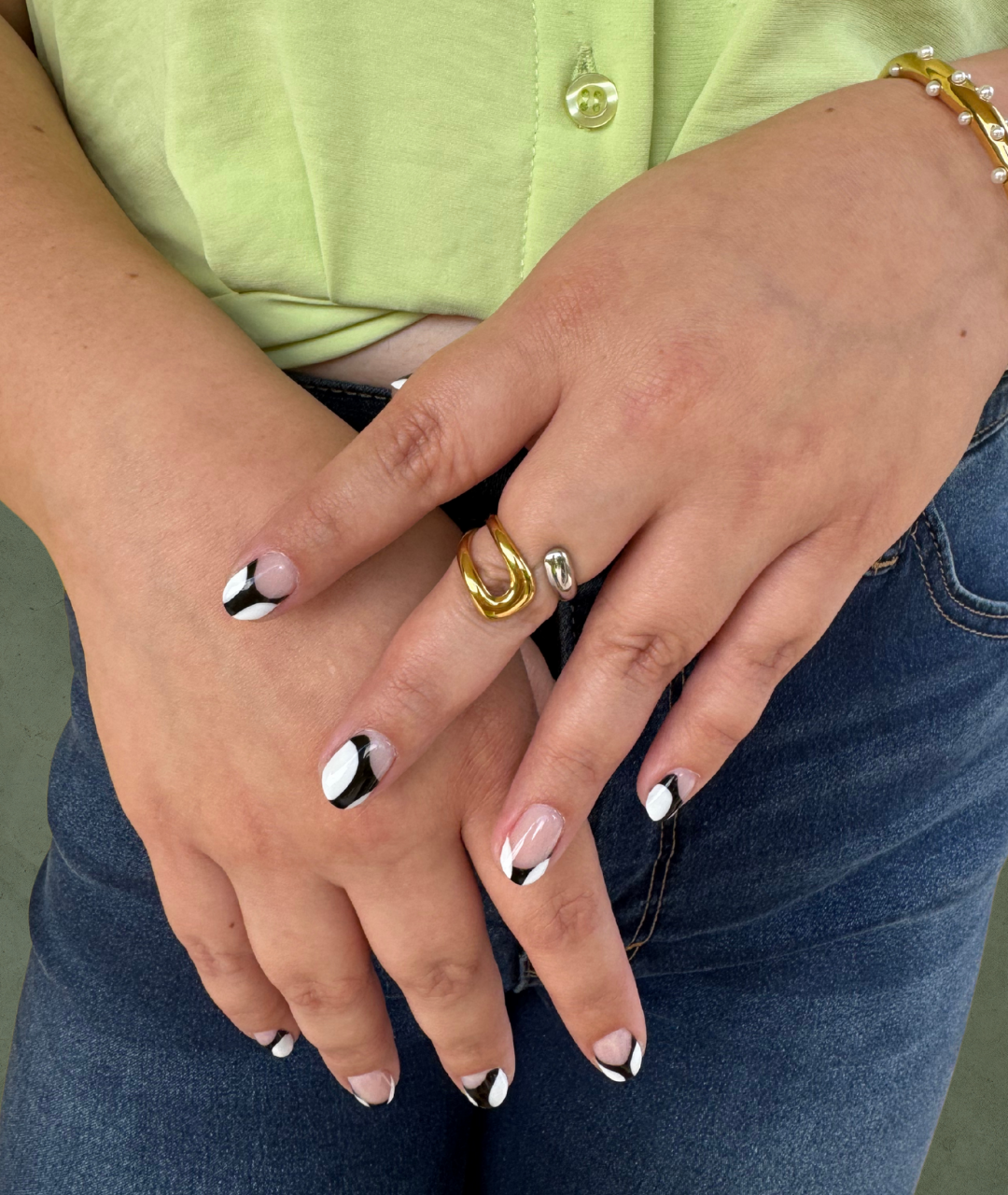 Anillo Geométrico Bicolor Ajustable – Audaz, Atemporal y Versátil