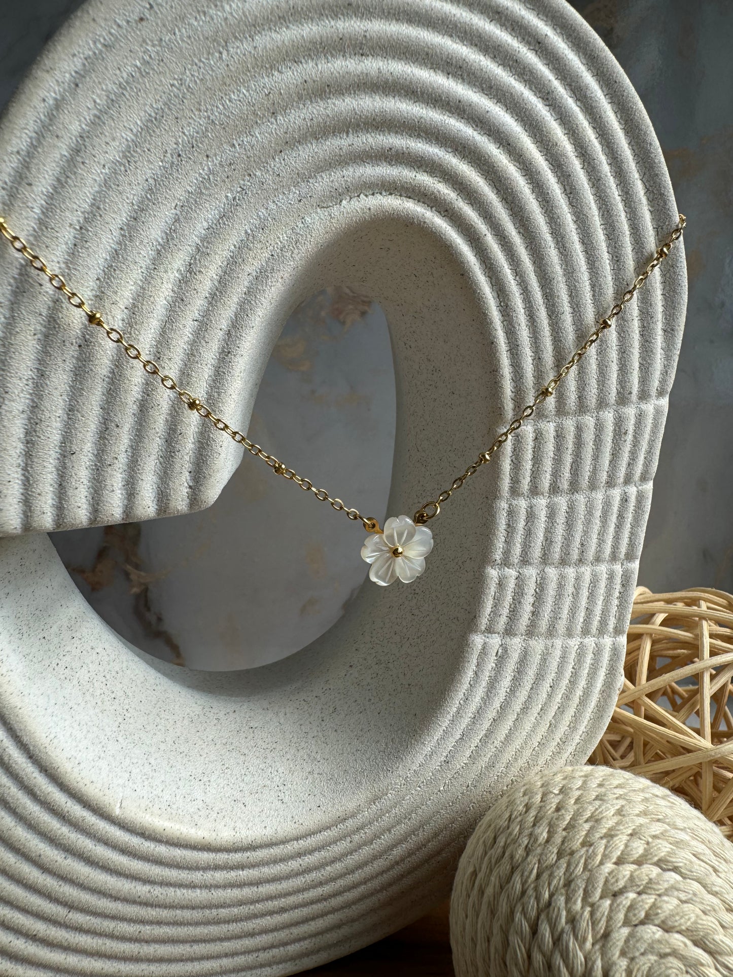 Collar de Flor de Concha – Elegancia Exquisita en Acero Inoxidable y Oro 18K