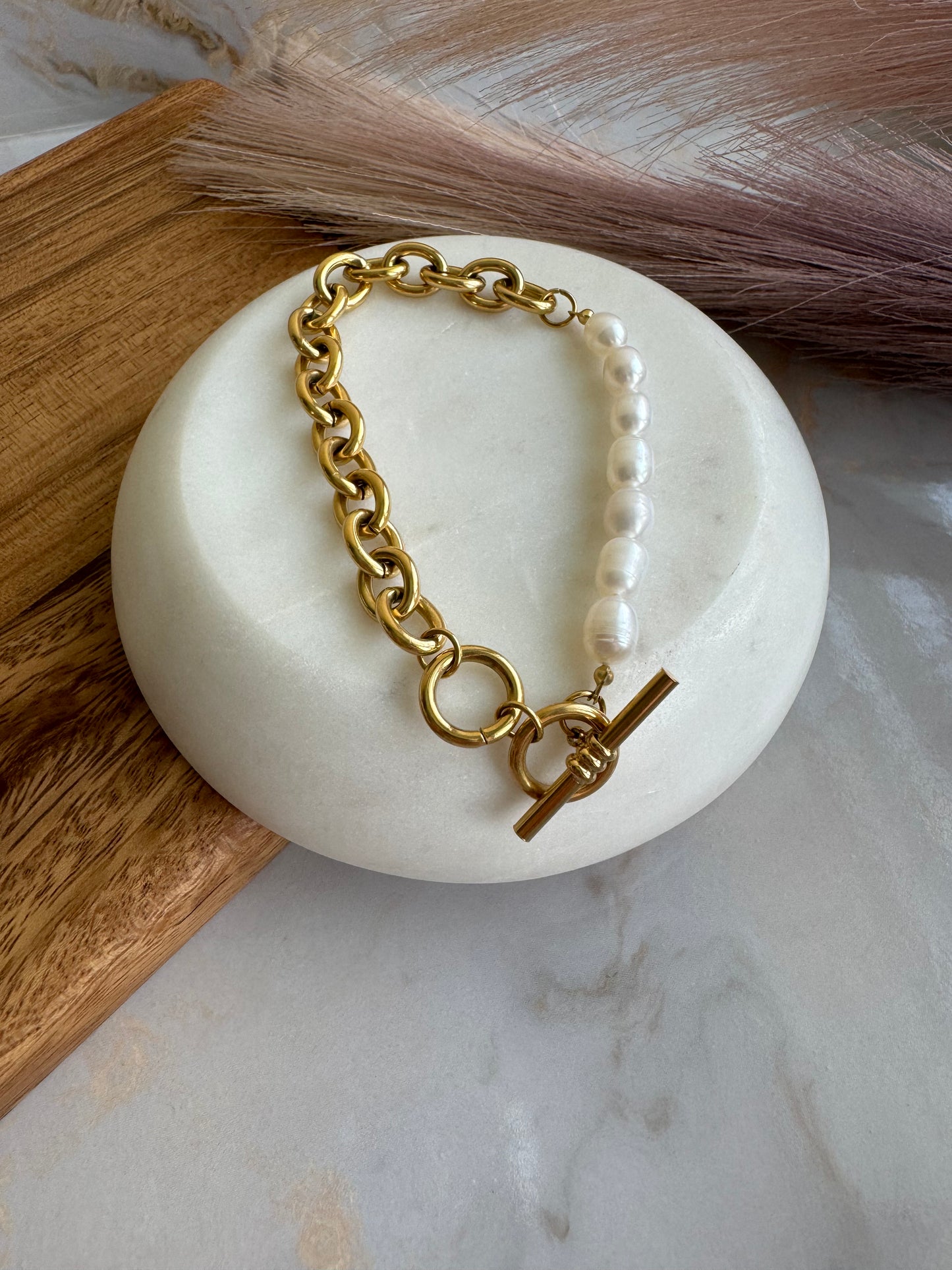 Pulsera con Cadena y Cierre de Barril en Acero Inoxidable con Perla – Elegancia en Cada Detalle