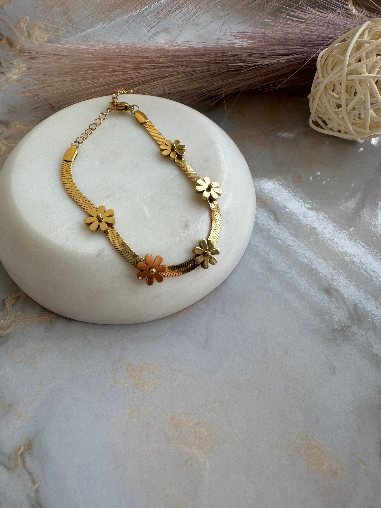 Brazalete de Flores Daisies en Acero Inoxidable – Elegancia Delicada para Cada Ocasión