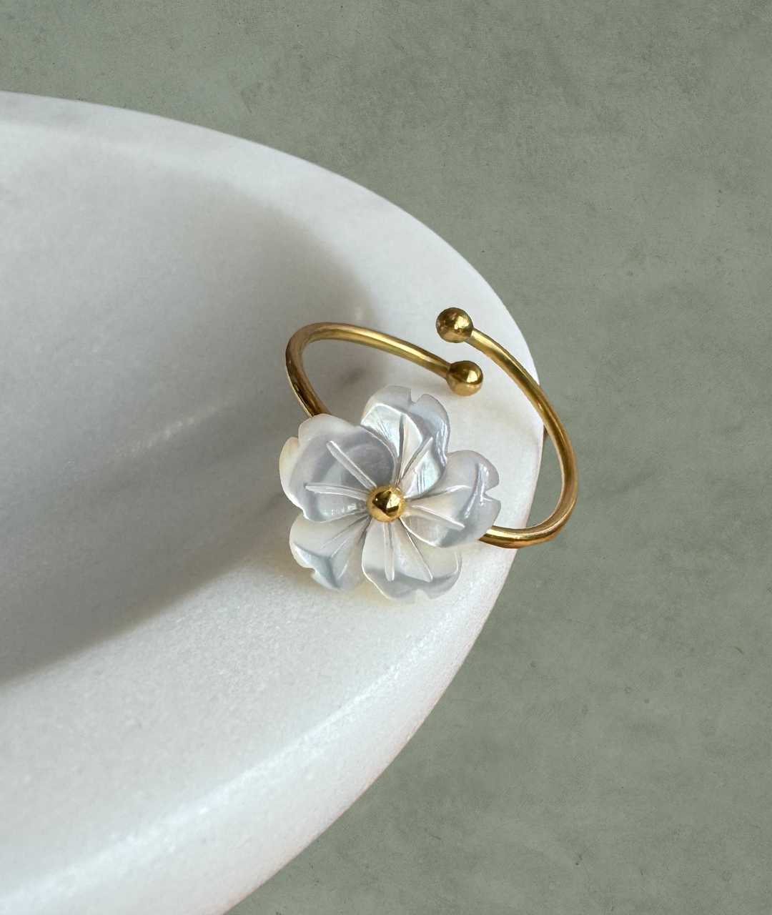 Anillo Abierto de Flor de Concha en Acero Inoxidable con Acabado en PVD de 18K – Elegancia Veraniega Ajustable