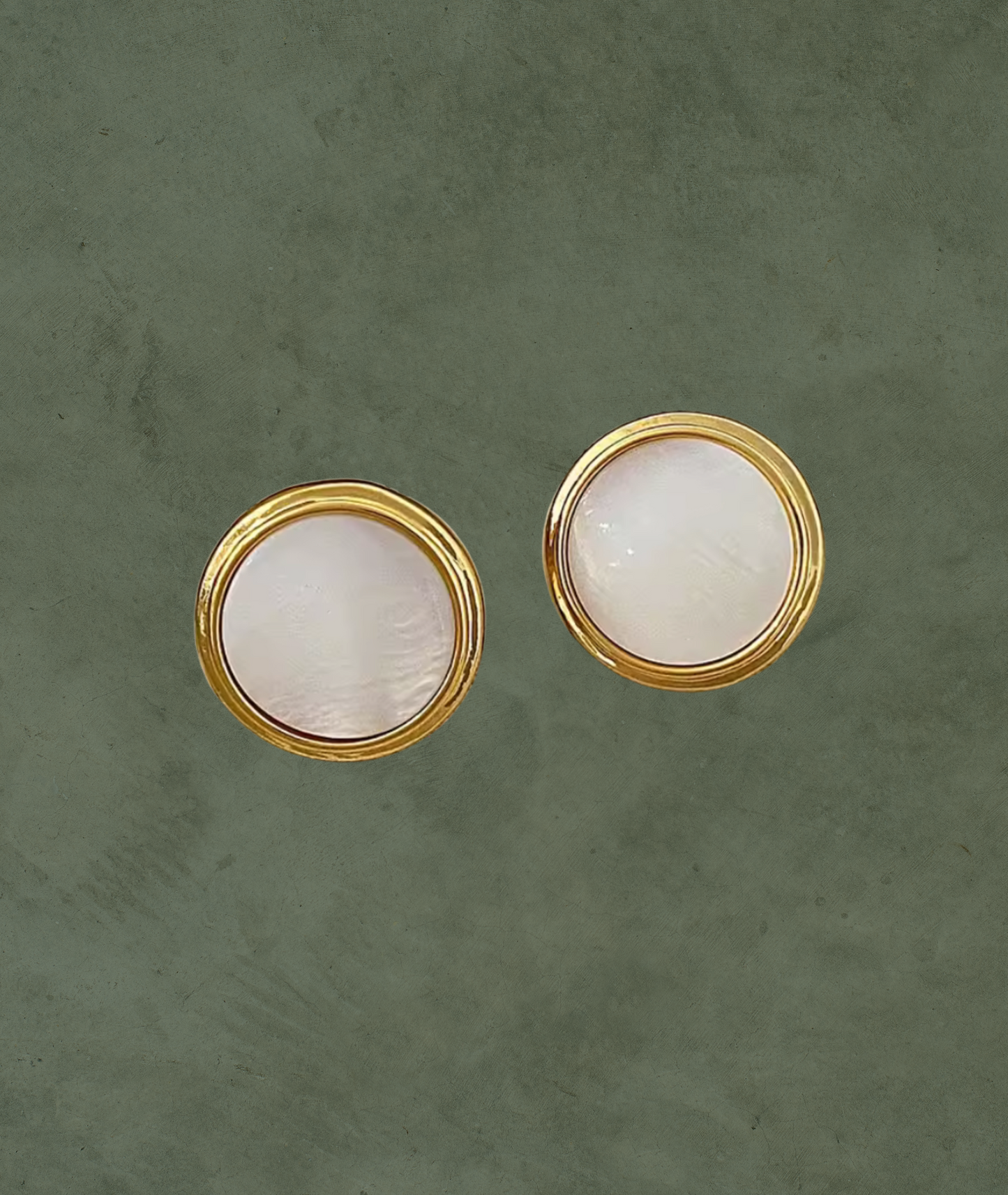 Aretes de Concha y Oro – Elegancia Natural con un Toque Moderno