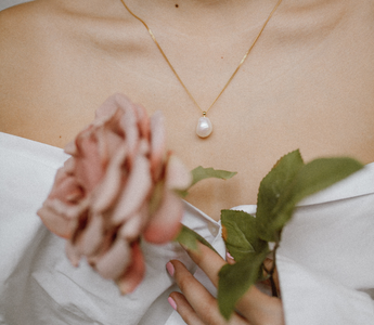 Cómo Elegir el Collar Perfecto Según Tu Escote