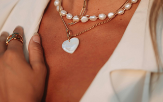 Joyería Minimalista vs. Joyería Statement: ¿Cuál Es la Mejor Para Ti?