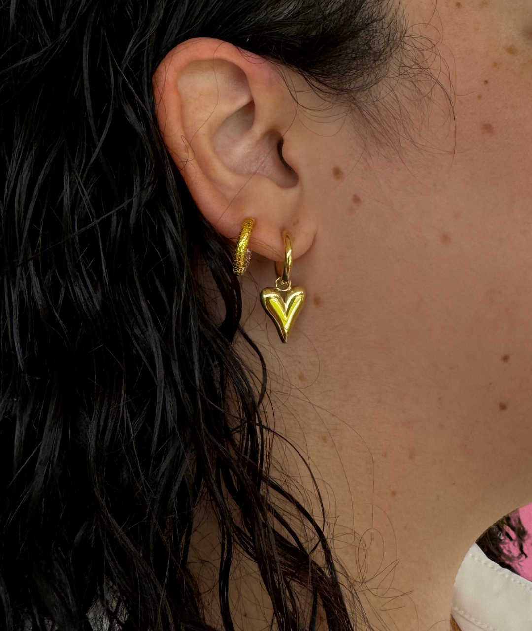 Heart Hoop Earrings en Acero Inoxidable – El Encanto Sofisticado que Completa tu Look