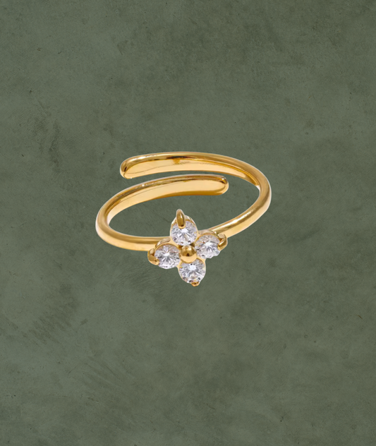Anillo Floral con Zirconia en Oro 18K – Brillo Sofisticado