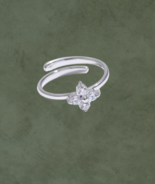 Anillo Floral con Zirconia en Plata – Delicadeza Atemporal