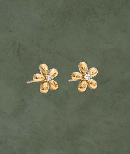 Aretes Flor con Zirconia en Oro 18K – Elegancia Versátil