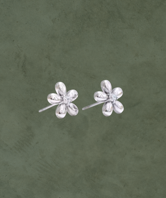Aretes Flor con Zirconia en Plata – Brillo Sutil y Estilo Atemporal