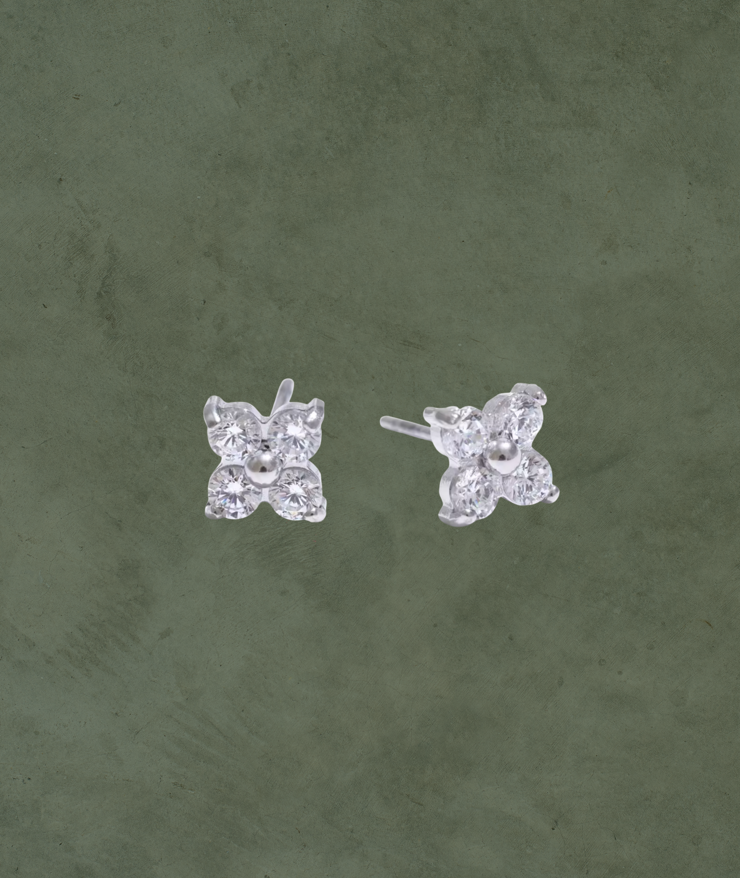 Aretes Flor con Zirconia en Plata – Elegancia Sutil con Brillo