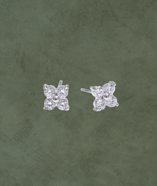 Aretes Flor con Zirconia en Plata – Elegancia Sutil con Brillo
