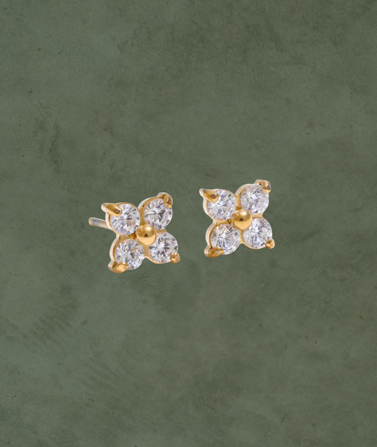 Aretes Flor con Zirconia en Oro 18K – Delicadeza y Brillo