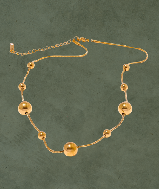 Collar de Esferas en Acero Inoxidable Dorado – Sofisticación con Brillo Atemporal