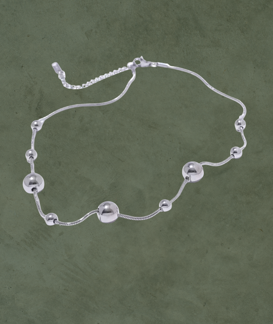 Collar de Esferas en Acero Inoxidable Plateado – Minimalismo Moderno