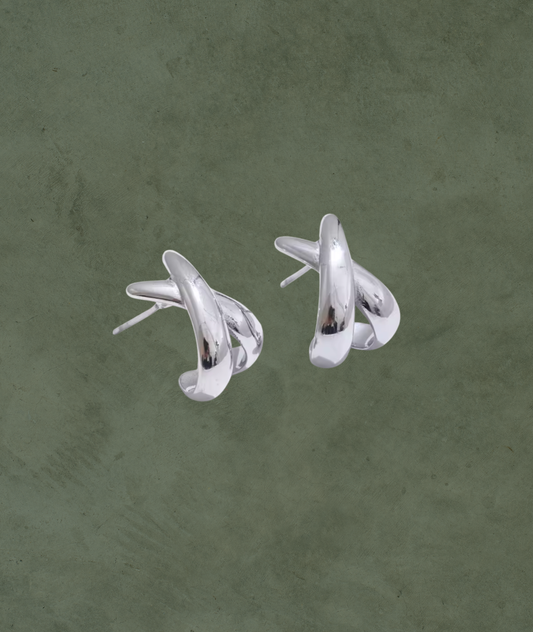 Aretes Cruzados en Plata – Elegancia Atemporal