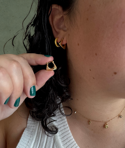 Aretes Geométricos en Oro 18K y Plata Esterlina 925 – Clásicos con un Giro Moderno