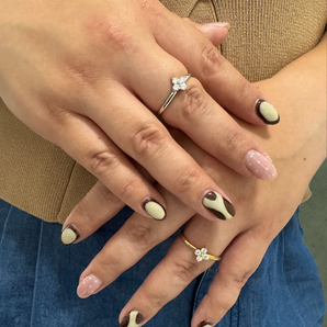 Anillo Floral con Zirconia
