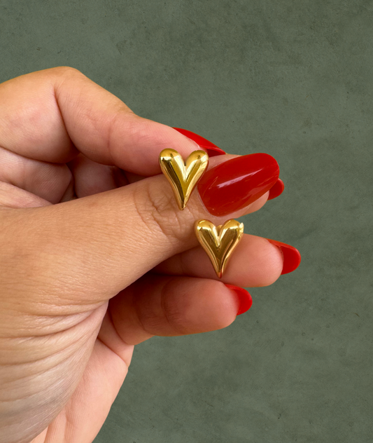 Aretes en Acero Inoxidable con Corazón Dorado – Un Detalle Romántico y Moderno para tu Estilo