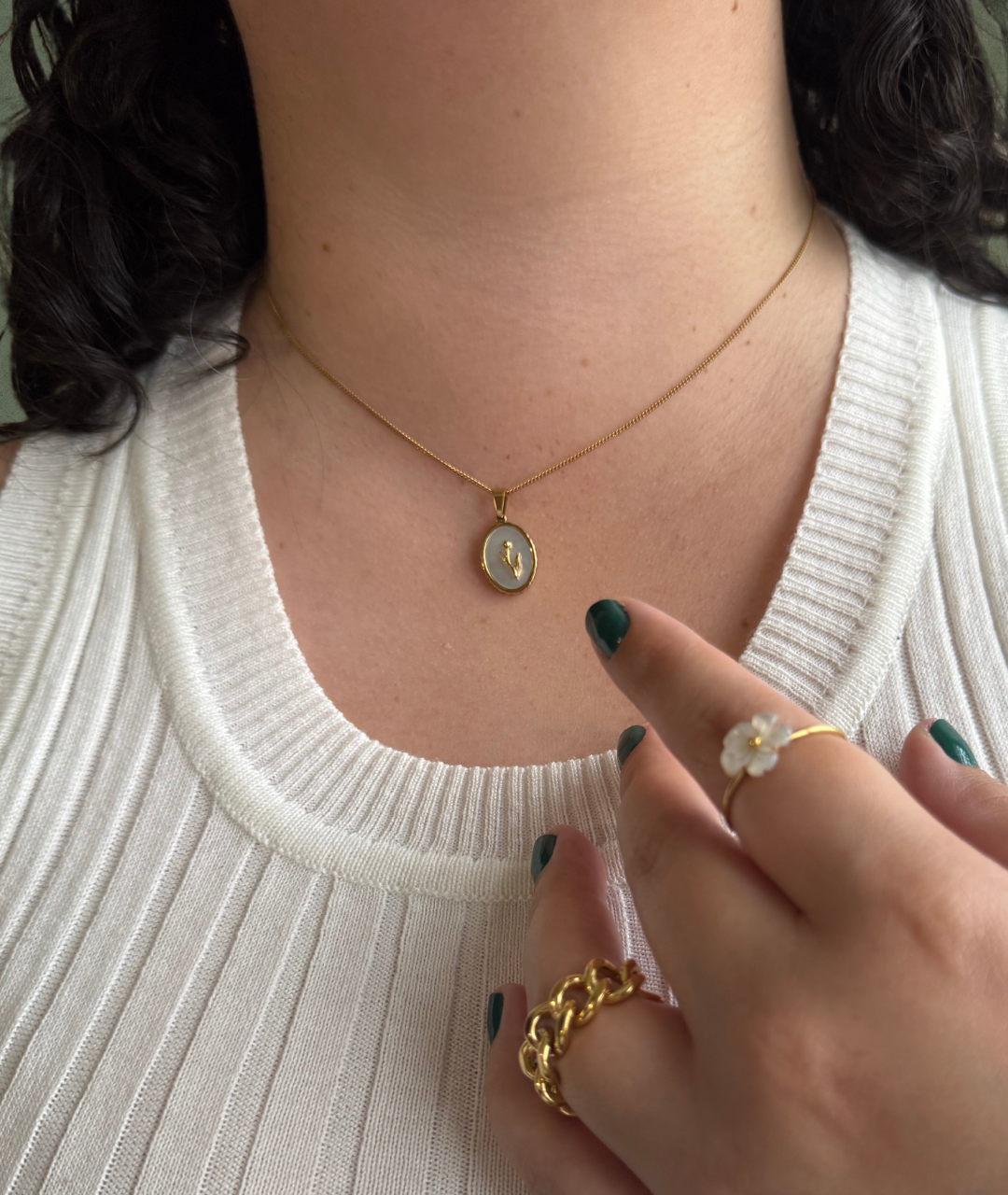 Collar con Colgante de Flor en Acero Inoxidable – Estilo Trendy con Concha