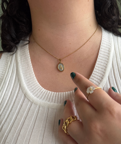 Collar con Colgante de Flor en Acero Inoxidable – Estilo Trendy con Concha