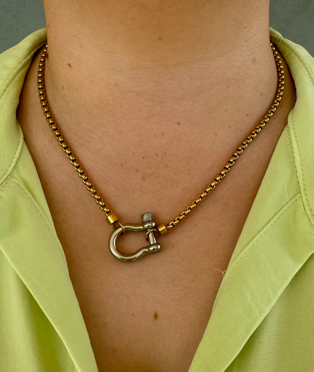Collar Carabiner en Acero Inoxidable – Dúo Metálico que Enamora