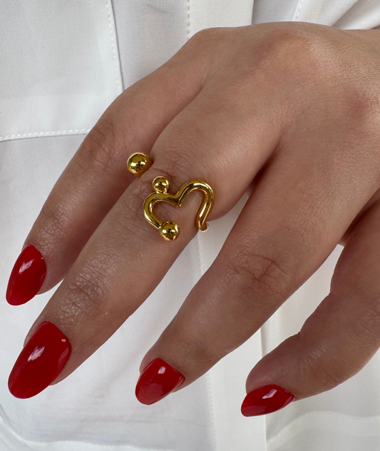 Anillo Abierto en Acero Inoxidable de Color Dorado con Corazón Irregular – Joyería Chic y Creativa para Mujer