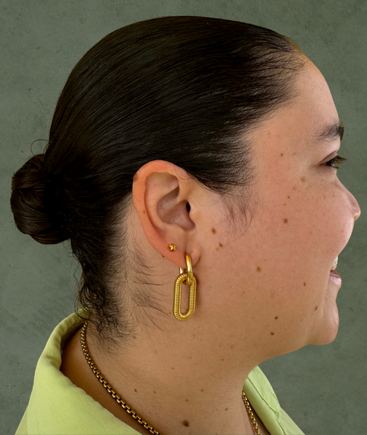 Aretes Geométricos Rayados en Acero Inoxidable – El Statement Dorado que Roba Miradas