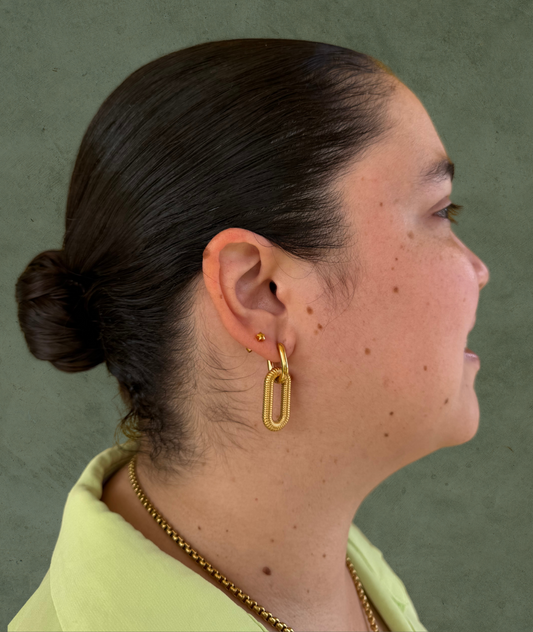 Aretes Geométricos Rayados en Acero Inoxidable – El Statement Dorado que Roba Miradas