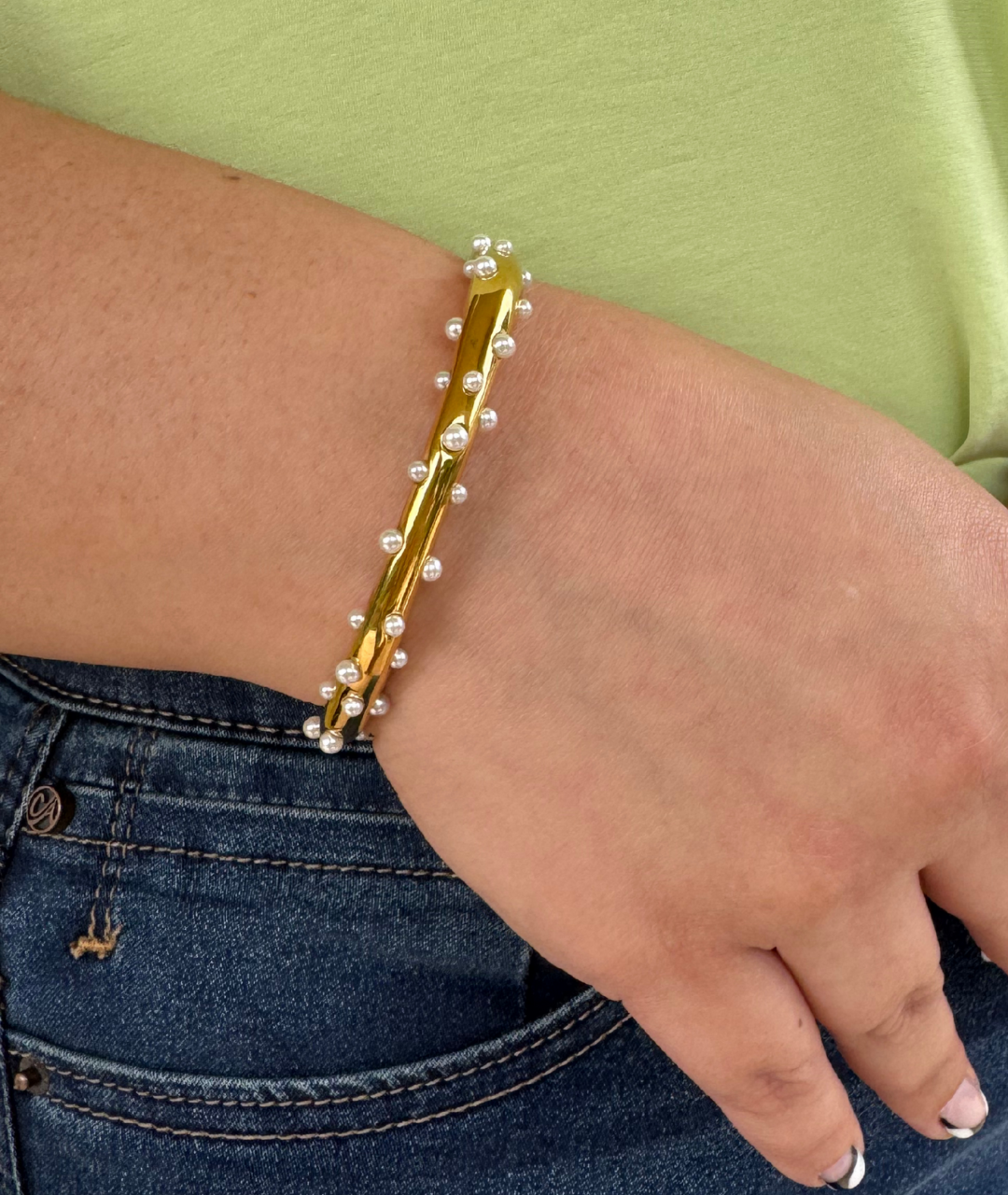 Brazalete Dorado Abierto con Perlas – Elegancia Atemporal en Cada Movimiento