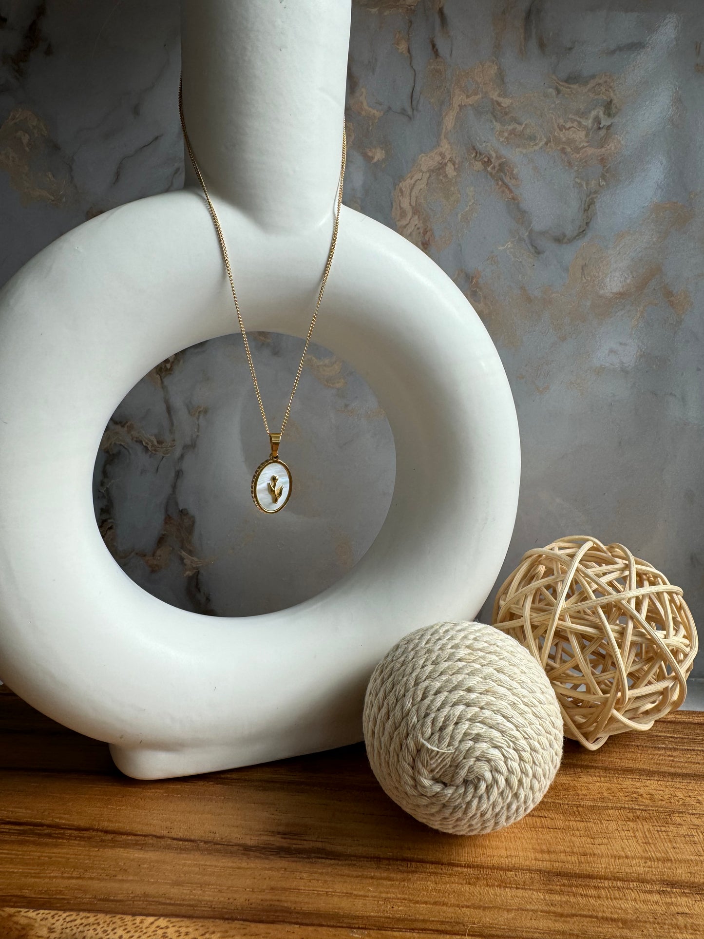 Collar con Colgante de Flor en Acero Inoxidable – Estilo Trendy con Concha