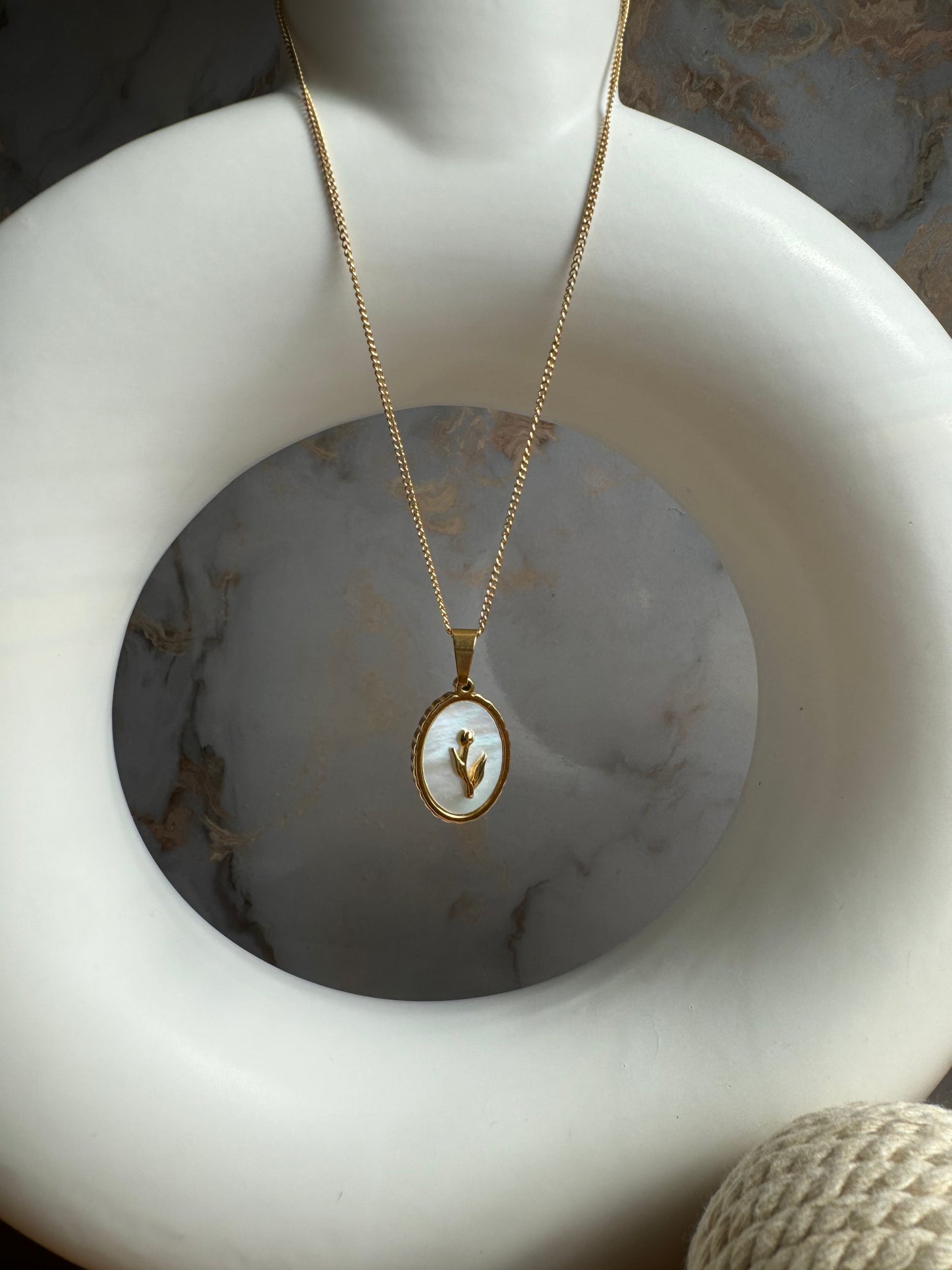 Collar con Colgante de Flor en Acero Inoxidable – Estilo Trendy con Concha
