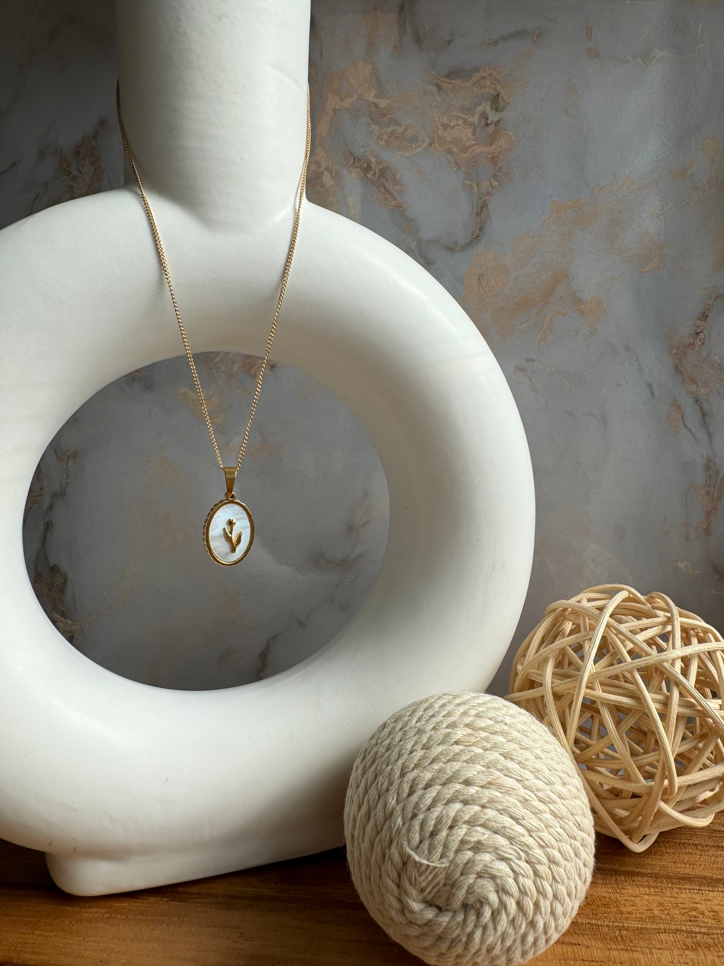 Collar con Colgante de Flor en Acero Inoxidable – Estilo Trendy con Concha