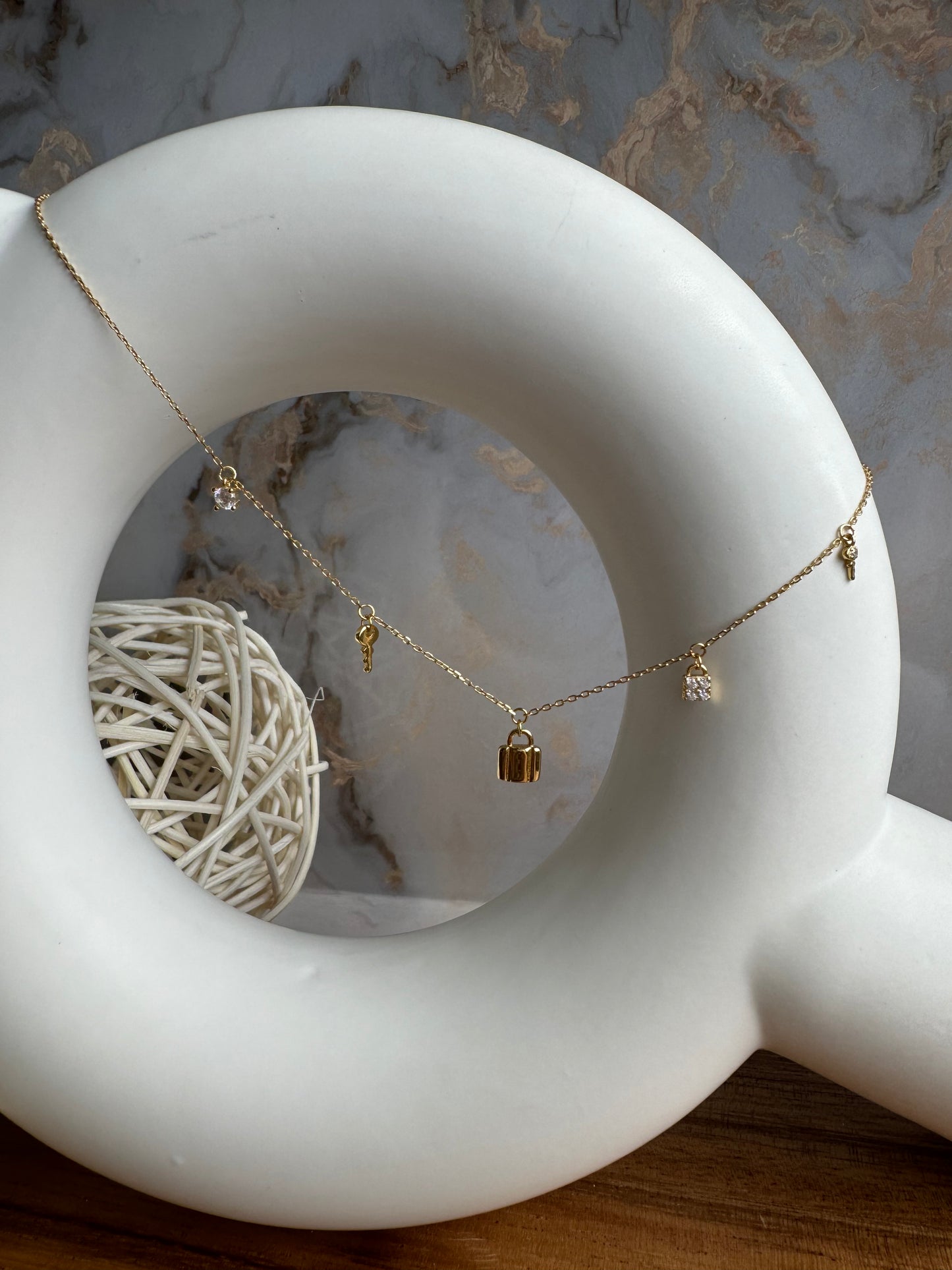 Collar de Candados y Llaves – Elegancia con Brillos para Cautivar