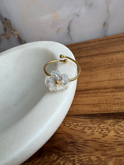 Anillo Abierto de Flor de Concha en Acero Inoxidable con Acabado en PVD de 18K – Elegancia Veraniega Ajustable