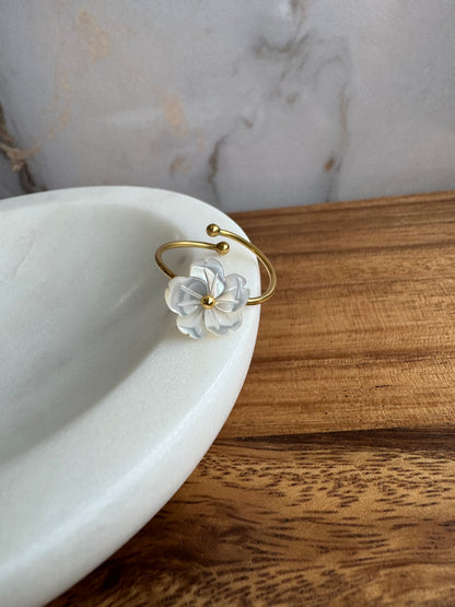 Anillo Abierto de Flor de Concha en Acero Inoxidable con Acabado en PVD de 18K – Elegancia Veraniega Ajustable