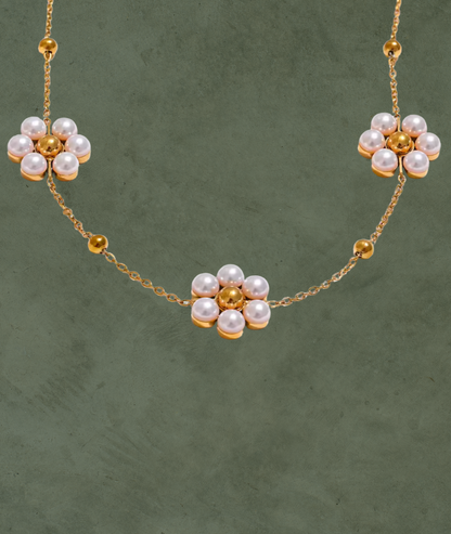 Collar Flor de Perla en Acero Inoxidable – Elegancia Sutil para Cada Día