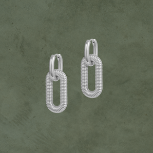 Aretes Geométricos Rayados Plateados