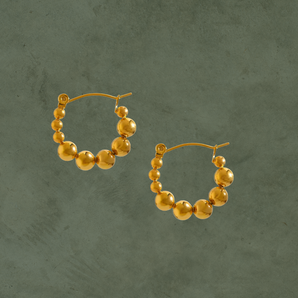 Argollas Doradas con Detalle de Esferas
