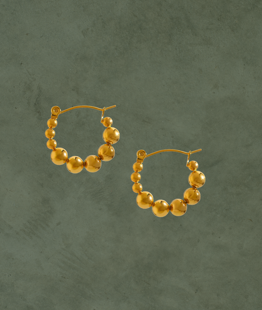 Argollas Doradas con Detalle de Esferas