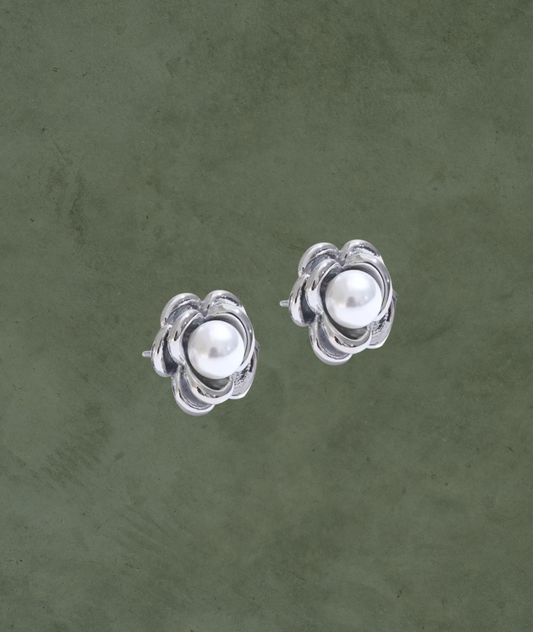 Aretes Flor con Perla en Plata – Elegancia Clásica