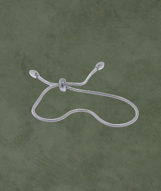 Pulsera Ajustable en Plata – Elegancia Ligera