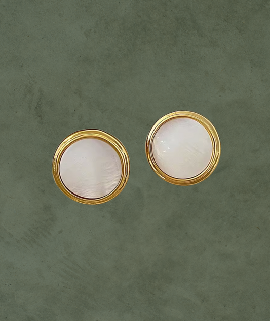 Aretes de Concha y Oro – Elegancia Natural con un Toque Moderno
