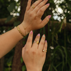 Hand Chain Corazón Dorado
