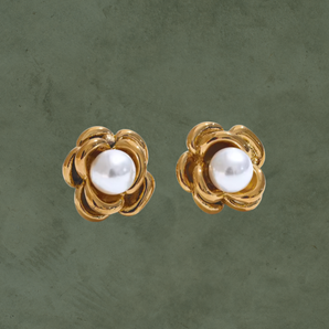 Aretes Flor con Perla en Dorado